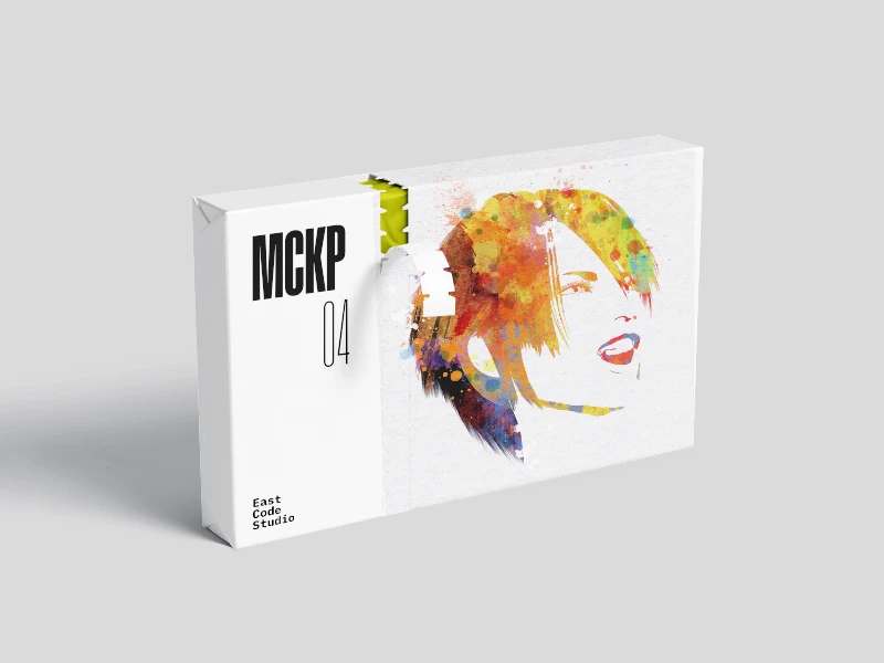 Auf einem hellgrauen Hintergrund ist eine weiße Schachtel mit einem Aquarellporträt eines Frauengesichts abgebildet. Das Gesicht der Frau ist in leuchtenden Farben gehalten, mit Spritzern von Gelb, Orange, Rot, Blau und Violett. Ihre Augen sind geschlossen und ihr Mund ist geöffnet, als würde sie singen oder schreien. Auf der Seite der Schachtel steht „MCKP 04” und „East Code Studio”. Das Bild wird von links beleuchtet, wodurch auf der rechten Seite der Schachtel ein Schatten entsteht.