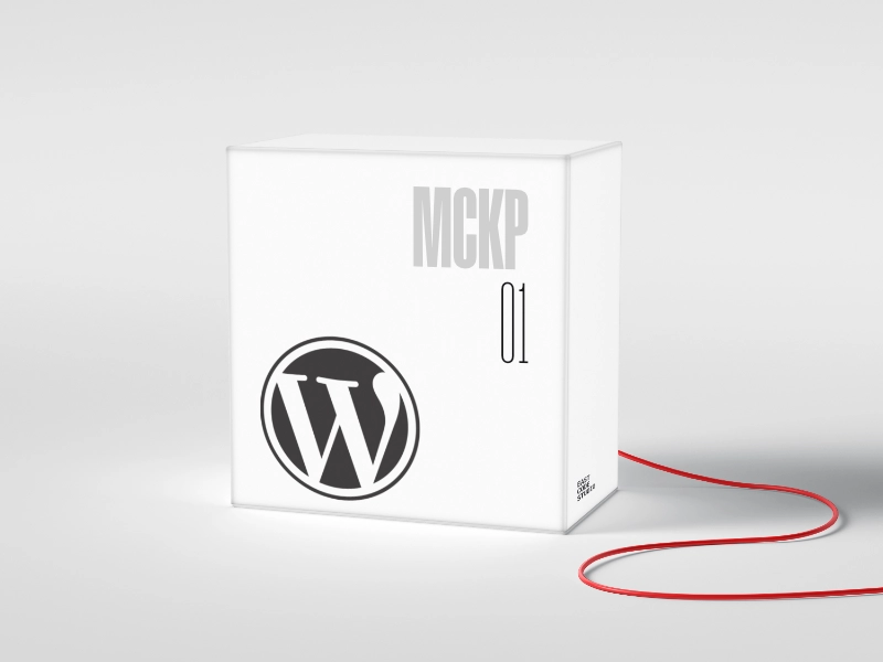 Ein weißer, beleuchteter Würfel steht auf einer weißen Fläche und wirft einen dezenten Schatten. Aus der rechten Seite des Würfels ragt ein rotes Kabel, das sich über die Fläche schlängelt. Auf der Vorderseite des Würfels steht in schwarzer Schrift „MCKP“ und darunter in hellerem Grau „01“. Links neben dem Text ist das WordPress-Logo in Schwarz deutlich zu sehen. Auf der unteren rechten Seite des Würfels ist ein kleines, vertikal ausgerichtetes Textlabel zu sehen.